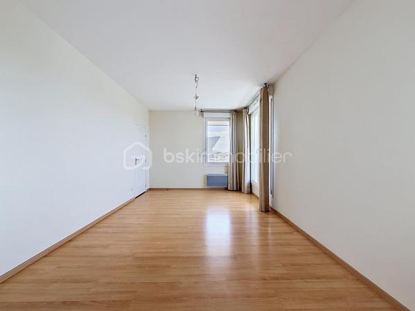Découvrez un appartement lumineux et spacieux idéalement situé sur le secteur de BEAULIEU de Caen. Laissez-vous séduire par la tranquillité d'un environnement urbain, sans vis-à-vis, et profitez de la vie citadine avec ce bien coup de cœur.

Ce grand appartement de 140 m² offre 5 pièces, dont 3 chambres confortables, 1 salle de bains, et 1 salle d'eau. Située au dernier étage, la propriété dispose d'un séjour accueillant et d'une cuisine moderne, le tout baigné de lumière grâce à une orientation Sud-Ouest. Vous apprécierez ses finitions de qualité avec un vitrage double et des détails soignés.

Profitez d'une belle terrasse offrant une vue dégagée, parfaite pour des moments de détente en toute intimité. Deux places de parking et un box complètent cet ensemble, pour votre confort absolu.

Au sein d'une copropriété bien entretenue avec ascenseur, digicode et accès pour personnes à mobilité réduite, cet appartement répond à toutes vos exigences de sécurité et de praticité. Rejoignez facilement toutes les commodités grâce à sa proximité immédiate des commerces, services, et transports en commun.

Pour une visite privée, contactez Eric Tirman. Ce bien rare en ville est une opportunité à saisir rapidement.