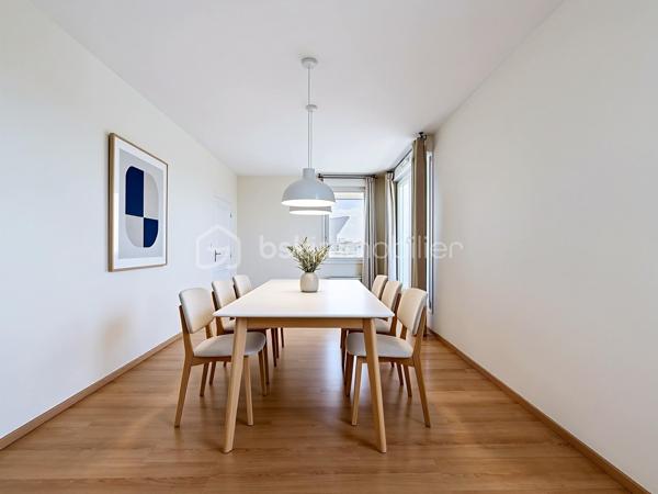 Découvrez un appartement lumineux et spacieux idéalement situé sur le secteur de BEAULIEU de Caen. Laissez-vous séduire par la tranquillité d'un environnement urbain, sans vis-à-vis, et profitez de la vie citadine avec ce bien coup de cœur.

Ce grand appartement de 140 m² offre 5 pièces, dont 3 chambres confortables, 1 salle de bains, et 1 salle d'eau. Située au dernier étage, la propriété dispose d'un séjour accueillant et d'une cuisine moderne, le tout baigné de lumière grâce à une orientation Sud-Ouest. Vous apprécierez ses finitions de qualité avec un vitrage double et des détails soignés.

Profitez d'une belle terrasse offrant une vue dégagée, parfaite pour des moments de détente en toute intimité. Deux places de parking et un box complètent cet ensemble, pour votre confort absolu.

Au sein d'une copropriété bien entretenue avec ascenseur, digicode et accès pour personnes à mobilité réduite, cet appartement répond à toutes vos exigences de sécurité et de praticité. Rejoignez facilement toutes les commodités grâce à sa proximité immédiate des commerces, services, et transports en commun.

Pour une visite privée, contactez Eric Tirman. Ce bien rare en ville est une opportunité à saisir rapidement.