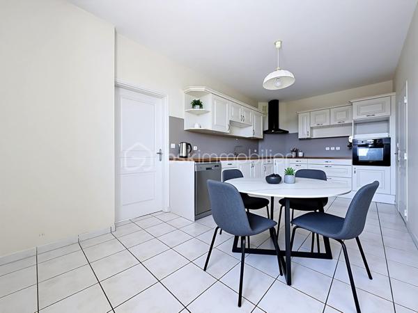 Découvrez un appartement lumineux et spacieux idéalement situé sur le secteur de BEAULIEU de Caen. Laissez-vous séduire par la tranquillité d'un environnement urbain, sans vis-à-vis, et profitez de la vie citadine avec ce bien coup de cœur.

Ce grand appartement de 140 m² offre 5 pièces, dont 3 chambres confortables, 1 salle de bains, et 1 salle d'eau. Située au dernier étage, la propriété dispose d'un séjour accueillant et d'une cuisine moderne, le tout baigné de lumière grâce à une orientation Sud-Ouest. Vous apprécierez ses finitions de qualité avec un vitrage double et des détails soignés.

Profitez d'une belle terrasse offrant une vue dégagée, parfaite pour des moments de détente en toute intimité. Deux places de parking et un box complètent cet ensemble, pour votre confort absolu.

Au sein d'une copropriété bien entretenue avec ascenseur, digicode et accès pour personnes à mobilité réduite, cet appartement répond à toutes vos exigences de sécurité et de praticité. Rejoignez facilement toutes les commodités grâce à sa proximité immédiate des commerces, services, et transports en commun.

Pour une visite privée, contactez Eric Tirman. Ce bien rare en ville est une opportunité à saisir rapidement.