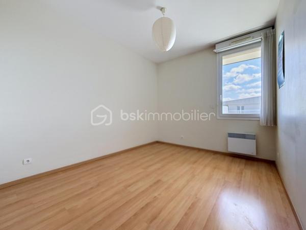 Découvrez un appartement lumineux et spacieux idéalement situé sur le secteur de BEAULIEU de Caen. Laissez-vous séduire par la tranquillité d'un environnement urbain, sans vis-à-vis, et profitez de la vie citadine avec ce bien coup de cœur.

Ce grand appartement de 140 m² offre 5 pièces, dont 3 chambres confortables, 1 salle de bains, et 1 salle d'eau. Située au dernier étage, la propriété dispose d'un séjour accueillant et d'une cuisine moderne, le tout baigné de lumière grâce à une orientation Sud-Ouest. Vous apprécierez ses finitions de qualité avec un vitrage double et des détails soignés.

Profitez d'une belle terrasse offrant une vue dégagée, parfaite pour des moments de détente en toute intimité. Deux places de parking et un box complètent cet ensemble, pour votre confort absolu.

Au sein d'une copropriété bien entretenue avec ascenseur, digicode et accès pour personnes à mobilité réduite, cet appartement répond à toutes vos exigences de sécurité et de praticité. Rejoignez facilement toutes les commodités grâce à sa proximité immédiate des commerces, services, et transports en commun.

Pour une visite privée, contactez Eric Tirman. Ce bien rare en ville est une opportunité à saisir rapidement.