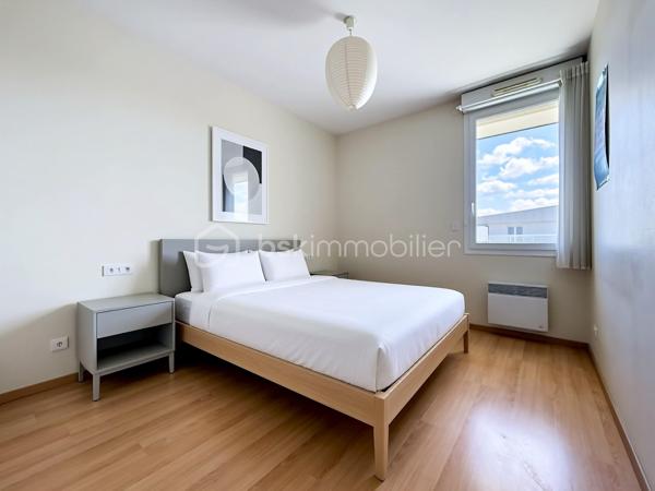 Découvrez un appartement lumineux et spacieux idéalement situé sur le secteur de BEAULIEU de Caen. Laissez-vous séduire par la tranquillité d'un environnement urbain, sans vis-à-vis, et profitez de la vie citadine avec ce bien coup de cœur.

Ce grand appartement de 140 m² offre 5 pièces, dont 3 chambres confortables, 1 salle de bains, et 1 salle d'eau. Située au dernier étage, la propriété dispose d'un séjour accueillant et d'une cuisine moderne, le tout baigné de lumière grâce à une orientation Sud-Ouest. Vous apprécierez ses finitions de qualité avec un vitrage double et des détails soignés.

Profitez d'une belle terrasse offrant une vue dégagée, parfaite pour des moments de détente en toute intimité. Deux places de parking et un box complètent cet ensemble, pour votre confort absolu.

Au sein d'une copropriété bien entretenue avec ascenseur, digicode et accès pour personnes à mobilité réduite, cet appartement répond à toutes vos exigences de sécurité et de praticité. Rejoignez facilement toutes les commodités grâce à sa proximité immédiate des commerces, services, et transports en commun.

Pour une visite privée, contactez Eric Tirman. Ce bien rare en ville est une opportunité à saisir rapidement.
