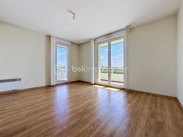 Découvrez un appartement lumineux et spacieux idéalement situé sur le secteur de BEAULIEU de Caen. Laissez-vous séduire par la tranquillité d'un environnement urbain, sans vis-à-vis, et profitez de la vie citadine avec ce bien coup de cœur.

Ce grand appartement de 140 m² offre 5 pièces, dont 3 chambres confortables, 1 salle de bains, et 1 salle d'eau. Située au dernier étage, la propriété dispose d'un séjour accueillant et d'une cuisine moderne, le tout baigné de lumière grâce à une orientation Sud-Ouest. Vous apprécierez ses finitions de qualité avec un vitrage double et des détails soignés.

Profitez d'une belle terrasse offrant une vue dégagée, parfaite pour des moments de détente en toute intimité. Deux places de parking et un box complètent cet ensemble, pour votre confort absolu.

Au sein d'une copropriété bien entretenue avec ascenseur, digicode et accès pour personnes à mobilité réduite, cet appartement répond à toutes vos exigences de sécurité et de praticité. Rejoignez facilement toutes les commodités grâce à sa proximité immédiate des commerces, services, et transports en commun.

Pour une visite privée, contactez Eric Tirman. Ce bien rare en ville est une opportunité à saisir rapidement.