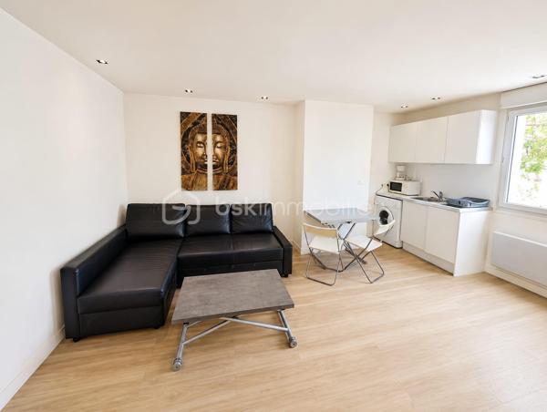 Situé en plein cœur du Havre, dans un secteur dynamique et recherché, découvrez cet immeuble de rapport en mono-propriété composé de 6 studios entièrement meublés et équipés, offrant une excellente rentabilité locative.

Aucun travaux n’est à prévoir. L’immeuble a été entretenu avec soin et permet une exploitation immédiate aussi bien en location courte durée qu’en location meublée classique.

Immeuble de rapport
6 studios meublés et équipés
Mono-propriété
Aucun travaux à prévoir
Emplacement stratégique au Havre
Forte demande locative
Idéal investisseur
Rentabilité attractive
Exploitation courte durée déjà en place

Actuellement :
• 2 studios sont loués en location meublée classique
• 4 studios sont exploités en location courte durée

Grâce à son emplacement privilégié à proximité immédiate des commerces, transports, gare SNCF, universités, centre-ville et plage du Havre, cet immeuble représente une opportunité rare pour investisseurs souhaitant développer un patrimoine immobilier rentable et sécurisé.

Ce bien conviendra parfaitement à un investisseur recherchant :
• un immeuble locatif rentable
• un investissement clé en main
• un immeuble sans travaux
• un projet Airbnb / location courte durée
• un actif patrimonial dans un secteur recherché du Havre

Dossier complet, revenus locatifs et informations complémentaires disponibles sur demande.

Diagnostics en cours.

Intéressé par une visite ou davantage d’informations ?
Contactez-nous dès maintenant afin d’échanger sur ce bien rare à la vente.

Enzo & Dorothée
BSK Immobilier
