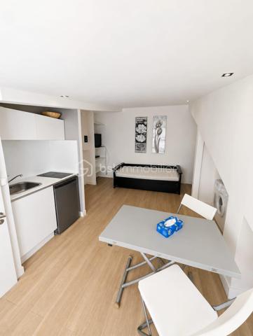 Situé en plein cœur du Havre, dans un secteur dynamique et recherché, découvrez cet immeuble de rapport en mono-propriété composé de 6 studios entièrement meublés et équipés, offrant une excellente rentabilité locative.

Aucun travaux n’est à prévoir. L’immeuble a été entretenu avec soin et permet une exploitation immédiate aussi bien en location courte durée qu’en location meublée classique.

Immeuble de rapport
6 studios meublés et équipés
Mono-propriété
Aucun travaux à prévoir
Emplacement stratégique au Havre
Forte demande locative
Idéal investisseur
Rentabilité attractive
Exploitation courte durée déjà en place

Actuellement :
• 2 studios sont loués en location meublée classique
• 4 studios sont exploités en location courte durée

Grâce à son emplacement privilégié à proximité immédiate des commerces, transports, gare SNCF, universités, centre-ville et plage du Havre, cet immeuble représente une opportunité rare pour investisseurs souhaitant développer un patrimoine immobilier rentable et sécurisé.

Ce bien conviendra parfaitement à un investisseur recherchant :
• un immeuble locatif rentable
• un investissement clé en main
• un immeuble sans travaux
• un projet Airbnb / location courte durée
• un actif patrimonial dans un secteur recherché du Havre

Dossier complet, revenus locatifs et informations complémentaires disponibles sur demande.

Diagnostics en cours.

Intéressé par une visite ou davantage d’informations ?
Contactez-nous dès maintenant afin d’échanger sur ce bien rare à la vente.

Enzo & Dorothée
BSK Immobilier