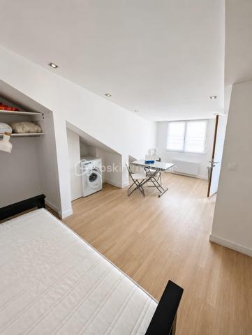 Situé en plein cœur du Havre, dans un secteur dynamique et recherché, découvrez cet immeuble de rapport en mono-propriété composé de 6 studios entièrement meublés et équipés, offrant une excellente rentabilité locative.

Aucun travaux n’est à prévoir. L’immeuble a été entretenu avec soin et permet une exploitation immédiate aussi bien en location courte durée qu’en location meublée classique.

Immeuble de rapport
6 studios meublés et équipés
Mono-propriété
Aucun travaux à prévoir
Emplacement stratégique au Havre
Forte demande locative
Idéal investisseur
Rentabilité attractive
Exploitation courte durée déjà en place

Actuellement :
• 2 studios sont loués en location meublée classique
• 4 studios sont exploités en location courte durée

Grâce à son emplacement privilégié à proximité immédiate des commerces, transports, gare SNCF, universités, centre-ville et plage du Havre, cet immeuble représente une opportunité rare pour investisseurs souhaitant développer un patrimoine immobilier rentable et sécurisé.

Ce bien conviendra parfaitement à un investisseur recherchant :
• un immeuble locatif rentable
• un investissement clé en main
• un immeuble sans travaux
• un projet Airbnb / location courte durée
• un actif patrimonial dans un secteur recherché du Havre

Dossier complet, revenus locatifs et informations complémentaires disponibles sur demande.

Diagnostics en cours.

Intéressé par une visite ou davantage d’informations ?
Contactez-nous dès maintenant afin d’échanger sur ce bien rare à la vente.

Enzo & Dorothée
BSK Immobilier