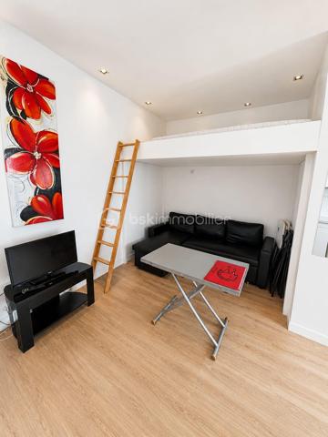 Situé en plein cœur du Havre, dans un secteur dynamique et recherché, découvrez cet immeuble de rapport en mono-propriété composé de 6 studios entièrement meublés et équipés, offrant une excellente rentabilité locative.

Aucun travaux n’est à prévoir. L’immeuble a été entretenu avec soin et permet une exploitation immédiate aussi bien en location courte durée qu’en location meublée classique.

Immeuble de rapport
6 studios meublés et équipés
Mono-propriété
Aucun travaux à prévoir
Emplacement stratégique au Havre
Forte demande locative
Idéal investisseur
Rentabilité attractive
Exploitation courte durée déjà en place

Actuellement :
• 2 studios sont loués en location meublée classique
• 4 studios sont exploités en location courte durée

Grâce à son emplacement privilégié à proximité immédiate des commerces, transports, gare SNCF, universités, centre-ville et plage du Havre, cet immeuble représente une opportunité rare pour investisseurs souhaitant développer un patrimoine immobilier rentable et sécurisé.

Ce bien conviendra parfaitement à un investisseur recherchant :
• un immeuble locatif rentable
• un investissement clé en main
• un immeuble sans travaux
• un projet Airbnb / location courte durée
• un actif patrimonial dans un secteur recherché du Havre

Dossier complet, revenus locatifs et informations complémentaires disponibles sur demande.

Diagnostics en cours.

Intéressé par une visite ou davantage d’informations ?
Contactez-nous dès maintenant afin d’échanger sur ce bien rare à la vente.

Enzo & Dorothée
BSK Immobilier