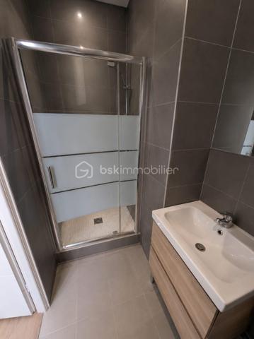 Situé en plein cœur du Havre, dans un secteur dynamique et recherché, découvrez cet immeuble de rapport en mono-propriété composé de 6 studios entièrement meublés et équipés, offrant une excellente rentabilité locative.

Aucun travaux n’est à prévoir. L’immeuble a été entretenu avec soin et permet une exploitation immédiate aussi bien en location courte durée qu’en location meublée classique.

Immeuble de rapport
6 studios meublés et équipés
Mono-propriété
Aucun travaux à prévoir
Emplacement stratégique au Havre
Forte demande locative
Idéal investisseur
Rentabilité attractive
Exploitation courte durée déjà en place

Actuellement :
• 2 studios sont loués en location meublée classique
• 4 studios sont exploités en location courte durée

Grâce à son emplacement privilégié à proximité immédiate des commerces, transports, gare SNCF, universités, centre-ville et plage du Havre, cet immeuble représente une opportunité rare pour investisseurs souhaitant développer un patrimoine immobilier rentable et sécurisé.

Ce bien conviendra parfaitement à un investisseur recherchant :
• un immeuble locatif rentable
• un investissement clé en main
• un immeuble sans travaux
• un projet Airbnb / location courte durée
• un actif patrimonial dans un secteur recherché du Havre

Dossier complet, revenus locatifs et informations complémentaires disponibles sur demande.

Diagnostics en cours.

Intéressé par une visite ou davantage d’informations ?
Contactez-nous dès maintenant afin d’échanger sur ce bien rare à la vente.

Enzo & Dorothée
BSK Immobilier