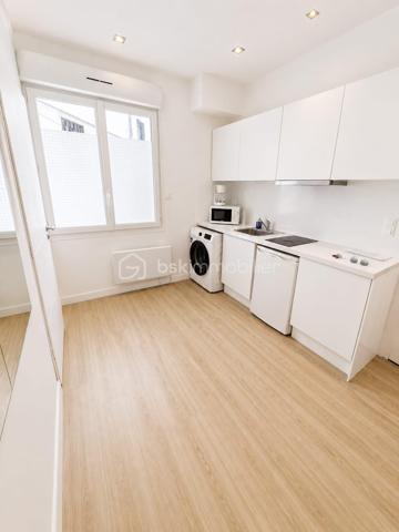 Situé en plein cœur du Havre, dans un secteur dynamique et recherché, découvrez cet immeuble de rapport en mono-propriété composé de 6 studios entièrement meublés et équipés, offrant une excellente rentabilité locative.

Aucun travaux n’est à prévoir. L’immeuble a été entretenu avec soin et permet une exploitation immédiate aussi bien en location courte durée qu’en location meublée classique.

Immeuble de rapport
6 studios meublés et équipés
Mono-propriété
Aucun travaux à prévoir
Emplacement stratégique au Havre
Forte demande locative
Idéal investisseur
Rentabilité attractive
Exploitation courte durée déjà en place

Actuellement :
• 2 studios sont loués en location meublée classique
• 4 studios sont exploités en location courte durée

Grâce à son emplacement privilégié à proximité immédiate des commerces, transports, gare SNCF, universités, centre-ville et plage du Havre, cet immeuble représente une opportunité rare pour investisseurs souhaitant développer un patrimoine immobilier rentable et sécurisé.

Ce bien conviendra parfaitement à un investisseur recherchant :
• un immeuble locatif rentable
• un investissement clé en main
• un immeuble sans travaux
• un projet Airbnb / location courte durée
• un actif patrimonial dans un secteur recherché du Havre

Dossier complet, revenus locatifs et informations complémentaires disponibles sur demande.

Diagnostics en cours.

Intéressé par une visite ou davantage d’informations ?
Contactez-nous dès maintenant afin d’échanger sur ce bien rare à la vente.

Enzo & Dorothée
BSK Immobilier