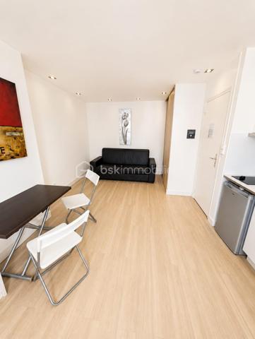 Situé en plein cœur du Havre, dans un secteur dynamique et recherché, découvrez cet immeuble de rapport en mono-propriété composé de 6 studios entièrement meublés et équipés, offrant une excellente rentabilité locative.

Aucun travaux n’est à prévoir. L’immeuble a été entretenu avec soin et permet une exploitation immédiate aussi bien en location courte durée qu’en location meublée classique.

Immeuble de rapport
6 studios meublés et équipés
Mono-propriété
Aucun travaux à prévoir
Emplacement stratégique au Havre
Forte demande locative
Idéal investisseur
Rentabilité attractive
Exploitation courte durée déjà en place

Actuellement :
• 2 studios sont loués en location meublée classique
• 4 studios sont exploités en location courte durée

Grâce à son emplacement privilégié à proximité immédiate des commerces, transports, gare SNCF, universités, centre-ville et plage du Havre, cet immeuble représente une opportunité rare pour investisseurs souhaitant développer un patrimoine immobilier rentable et sécurisé.

Ce bien conviendra parfaitement à un investisseur recherchant :
• un immeuble locatif rentable
• un investissement clé en main
• un immeuble sans travaux
• un projet Airbnb / location courte durée
• un actif patrimonial dans un secteur recherché du Havre

Dossier complet, revenus locatifs et informations complémentaires disponibles sur demande.

Diagnostics en cours.

Intéressé par une visite ou davantage d’informations ?
Contactez-nous dès maintenant afin d’échanger sur ce bien rare à la vente.

Enzo & Dorothée
BSK Immobilier