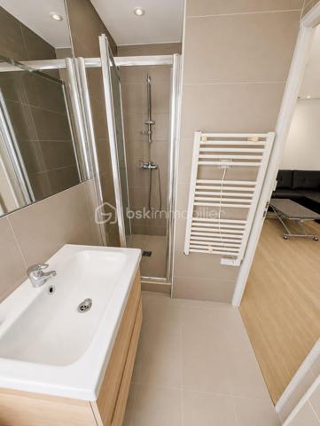 Situé en plein cœur du Havre, dans un secteur dynamique et recherché, découvrez cet immeuble de rapport en mono-propriété composé de 6 studios entièrement meublés et équipés, offrant une excellente rentabilité locative.

Aucun travaux n’est à prévoir. L’immeuble a été entretenu avec soin et permet une exploitation immédiate aussi bien en location courte durée qu’en location meublée classique.

Immeuble de rapport
6 studios meublés et équipés
Mono-propriété
Aucun travaux à prévoir
Emplacement stratégique au Havre
Forte demande locative
Idéal investisseur
Rentabilité attractive
Exploitation courte durée déjà en place

Actuellement :
• 2 studios sont loués en location meublée classique
• 4 studios sont exploités en location courte durée

Grâce à son emplacement privilégié à proximité immédiate des commerces, transports, gare SNCF, universités, centre-ville et plage du Havre, cet immeuble représente une opportunité rare pour investisseurs souhaitant développer un patrimoine immobilier rentable et sécurisé.

Ce bien conviendra parfaitement à un investisseur recherchant :
• un immeuble locatif rentable
• un investissement clé en main
• un immeuble sans travaux
• un projet Airbnb / location courte durée
• un actif patrimonial dans un secteur recherché du Havre

Dossier complet, revenus locatifs et informations complémentaires disponibles sur demande.

Diagnostics en cours.

Intéressé par une visite ou davantage d’informations ?
Contactez-nous dès maintenant afin d’échanger sur ce bien rare à la vente.

Enzo & Dorothée
BSK Immobilier