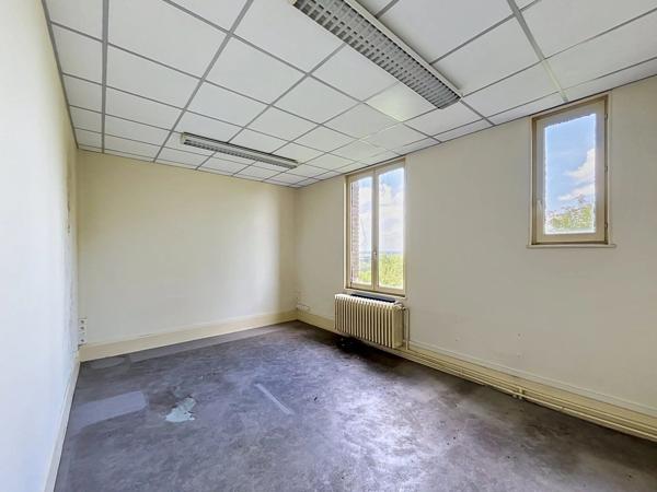 Vente                                                      Immeuble
                        
                     24 pièces                      584 m2                     à Laon