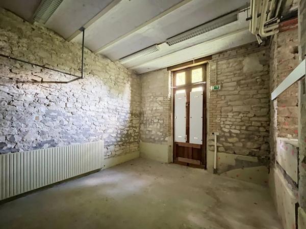 Vente                                                      Immeuble
                        
                     24 pièces                      584 m2                     à Laon