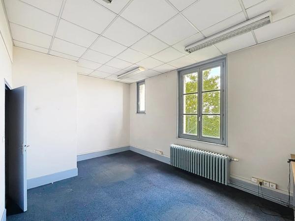 Vente                                                      Immeuble
                        
                     24 pièces                      584 m2                     à Laon