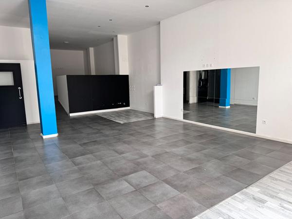 Local commercial 160 m² en emplacement stratégique, vitrine sur avenue