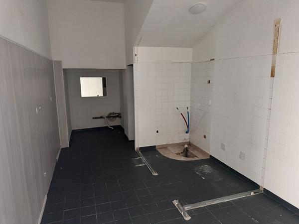 Local commercial 160 m² en emplacement stratégique, vitrine sur avenue