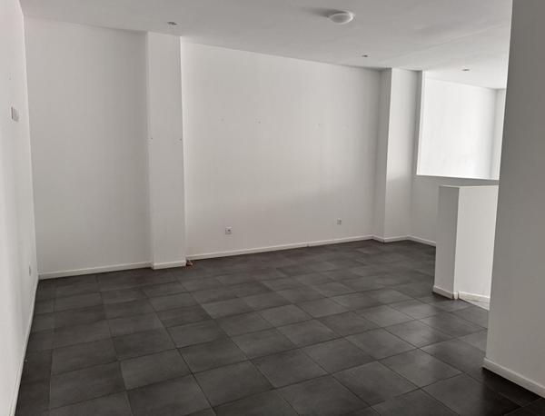 Local commercial 160 m² en emplacement stratégique, vitrine sur avenue