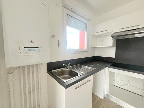 A VENDRE PLOEREN  proche bourg appartement 3 pièces en dernier étage 2 places de parking et cave