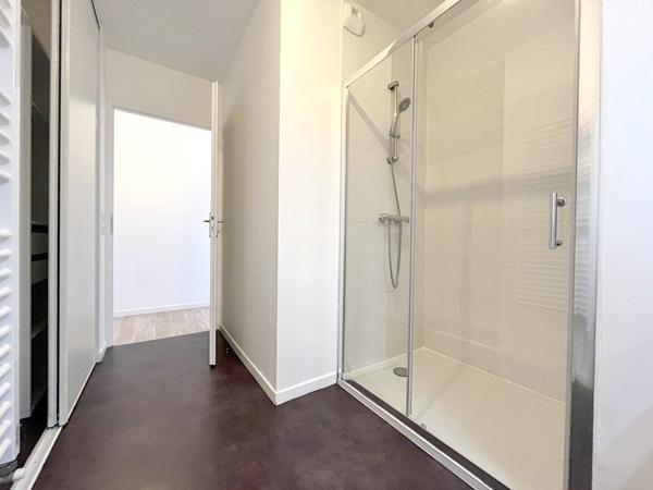 A VENDRE PLOEREN  proche bourg appartement 3 pièces en dernier étage 2 places de parking et cave