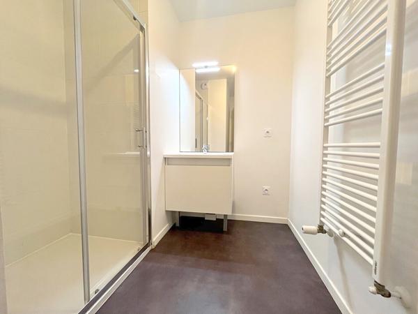 A VENDRE PLOEREN  proche bourg appartement 3 pièces en dernier étage 2 places de parking et cave