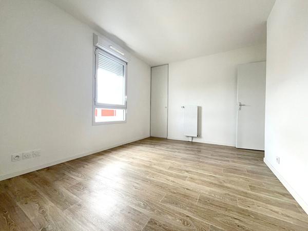 A VENDRE PLOEREN  proche bourg appartement 3 pièces en dernier étage 2 places de parking et cave