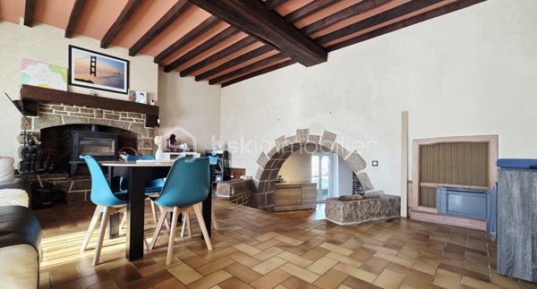 À Luitré-Dompierre, cette maison en pierres d’environ 163 m² ne laisse pas indifférent. Dès les premiers instants, son authenticité et ses volumes atypiques séduisent, offrant un cadre de vie chaleureux et plein de caractère..

La pièce de vie, baignée de lumière grâce à son exposition sud-ouest, s’organise autour d’un salon avec poêle à bois, une salle à manger conviviale et une cuisine. Un bureau, une salle d’eau et un WC indépendant complètent ce niveau. 
À l’étage, la maison propose plusieurs espaces nuit, avec 3 chambres réparties de manière originale, ainsi qu’une salle de bain et wc.
Le sous-sol offre des espaces fonctionnels avec cave, chaufferie et réserve.

À l’extérieur, la propriété dispose d’un double garage, d’un terrain clos et d’un jardin agréable avec puits.
Côté technique, des éléments importants sont déjà en place : des menuiseries bois intérieur et aluminium extérieur installées en 2016, une couverture en ardoises naturelles, un système de chauffage par pompe à chaleur avec radiateurs en fonte, complété par un poêle à bois récent et des convecteurs électriques à l’étage.

L’environnement est particulièrement apprécié, avec un arrêt de car scolaire à proximité, une voie verte pour les promenades et un parc pour enfants accessible rapidement.
Cette maison conviendra parfaitement à une famille ou à toute personne recherchant un bien de caractère.
