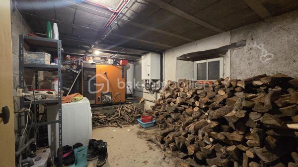 À Luitré-Dompierre, cette maison en pierres d’environ 163 m² ne laisse pas indifférent. Dès les premiers instants, son authenticité et ses volumes atypiques séduisent, offrant un cadre de vie chaleureux et plein de caractère..

La pièce de vie, baignée de lumière grâce à son exposition sud-ouest, s’organise autour d’un salon avec poêle à bois, une salle à manger conviviale et une cuisine. Un bureau, une salle d’eau et un WC indépendant complètent ce niveau. 
À l’étage, la maison propose plusieurs espaces nuit, avec 3 chambres réparties de manière originale, ainsi qu’une salle de bain et wc.
Le sous-sol offre des espaces fonctionnels avec cave, chaufferie et réserve.

À l’extérieur, la propriété dispose d’un double garage, d’un terrain clos et d’un jardin agréable avec puits.
Côté technique, des éléments importants sont déjà en place : des menuiseries bois intérieur et aluminium extérieur installées en 2016, une couverture en ardoises naturelles, un système de chauffage par pompe à chaleur avec radiateurs en fonte, complété par un poêle à bois récent et des convecteurs électriques à l’étage.

L’environnement est particulièrement apprécié, avec un arrêt de car scolaire à proximité, une voie verte pour les promenades et un parc pour enfants accessible rapidement.
Cette maison conviendra parfaitement à une famille ou à toute personne recherchant un bien de caractère.