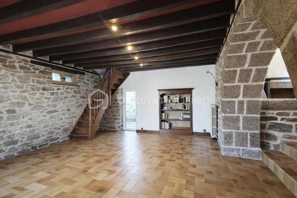 À Luitré-Dompierre, cette maison en pierres d’environ 163 m² ne laisse pas indifférent. Dès les premiers instants, son authenticité et ses volumes atypiques séduisent, offrant un cadre de vie chaleureux et plein de caractère..

La pièce de vie, baignée de lumière grâce à son exposition sud-ouest, s’organise autour d’un salon avec poêle à bois, une salle à manger conviviale et une cuisine. Un bureau, une salle d’eau et un WC indépendant complètent ce niveau. 
À l’étage, la maison propose plusieurs espaces nuit, avec 3 chambres réparties de manière originale, ainsi qu’une salle de bain et wc.
Le sous-sol offre des espaces fonctionnels avec cave, chaufferie et réserve.

À l’extérieur, la propriété dispose d’un double garage, d’un terrain clos et d’un jardin agréable avec puits.
Côté technique, des éléments importants sont déjà en place : des menuiseries bois intérieur et aluminium extérieur installées en 2016, une couverture en ardoises naturelles, un système de chauffage par pompe à chaleur avec radiateurs en fonte, complété par un poêle à bois récent et des convecteurs électriques à l’étage.

L’environnement est particulièrement apprécié, avec un arrêt de car scolaire à proximité, une voie verte pour les promenades et un parc pour enfants accessible rapidement.
Cette maison conviendra parfaitement à une famille ou à toute personne recherchant un bien de caractère.