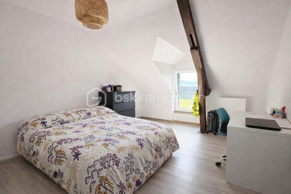 À Luitré-Dompierre, cette maison en pierres d’environ 163 m² ne laisse pas indifférent. Dès les premiers instants, son authenticité et ses volumes atypiques séduisent, offrant un cadre de vie chaleureux et plein de caractère..

La pièce de vie, baignée de lumière grâce à son exposition sud-ouest, s’organise autour d’un salon avec poêle à bois, une salle à manger conviviale et une cuisine. Un bureau, une salle d’eau et un WC indépendant complètent ce niveau. 
À l’étage, la maison propose plusieurs espaces nuit, avec 3 chambres réparties de manière originale, ainsi qu’une salle de bain et wc.
Le sous-sol offre des espaces fonctionnels avec cave, chaufferie et réserve.

À l’extérieur, la propriété dispose d’un double garage, d’un terrain clos et d’un jardin agréable avec puits.
Côté technique, des éléments importants sont déjà en place : des menuiseries bois intérieur et aluminium extérieur installées en 2016, une couverture en ardoises naturelles, un système de chauffage par pompe à chaleur avec radiateurs en fonte, complété par un poêle à bois récent et des convecteurs électriques à l’étage.

L’environnement est particulièrement apprécié, avec un arrêt de car scolaire à proximité, une voie verte pour les promenades et un parc pour enfants accessible rapidement.
Cette maison conviendra parfaitement à une famille ou à toute personne recherchant un bien de caractère.