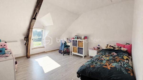 À Luitré-Dompierre, cette maison en pierres d’environ 163 m² ne laisse pas indifférent. Dès les premiers instants, son authenticité et ses volumes atypiques séduisent, offrant un cadre de vie chaleureux et plein de caractère..

La pièce de vie, baignée de lumière grâce à son exposition sud-ouest, s’organise autour d’un salon avec poêle à bois, une salle à manger conviviale et une cuisine. Un bureau, une salle d’eau et un WC indépendant complètent ce niveau. 
À l’étage, la maison propose plusieurs espaces nuit, avec 3 chambres réparties de manière originale, ainsi qu’une salle de bain et wc.
Le sous-sol offre des espaces fonctionnels avec cave, chaufferie et réserve.

À l’extérieur, la propriété dispose d’un double garage, d’un terrain clos et d’un jardin agréable avec puits.
Côté technique, des éléments importants sont déjà en place : des menuiseries bois intérieur et aluminium extérieur installées en 2016, une couverture en ardoises naturelles, un système de chauffage par pompe à chaleur avec radiateurs en fonte, complété par un poêle à bois récent et des convecteurs électriques à l’étage.

L’environnement est particulièrement apprécié, avec un arrêt de car scolaire à proximité, une voie verte pour les promenades et un parc pour enfants accessible rapidement.
Cette maison conviendra parfaitement à une famille ou à toute personne recherchant un bien de caractère.