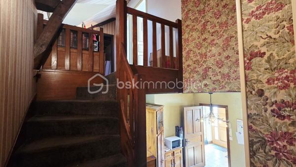 À Luitré-Dompierre, cette maison en pierres d’environ 163 m² ne laisse pas indifférent. Dès les premiers instants, son authenticité et ses volumes atypiques séduisent, offrant un cadre de vie chaleureux et plein de caractère..

La pièce de vie, baignée de lumière grâce à son exposition sud-ouest, s’organise autour d’un salon avec poêle à bois, une salle à manger conviviale et une cuisine. Un bureau, une salle d’eau et un WC indépendant complètent ce niveau. 
À l’étage, la maison propose plusieurs espaces nuit, avec 3 chambres réparties de manière originale, ainsi qu’une salle de bain et wc.
Le sous-sol offre des espaces fonctionnels avec cave, chaufferie et réserve.

À l’extérieur, la propriété dispose d’un double garage, d’un terrain clos et d’un jardin agréable avec puits.
Côté technique, des éléments importants sont déjà en place : des menuiseries bois intérieur et aluminium extérieur installées en 2016, une couverture en ardoises naturelles, un système de chauffage par pompe à chaleur avec radiateurs en fonte, complété par un poêle à bois récent et des convecteurs électriques à l’étage.

L’environnement est particulièrement apprécié, avec un arrêt de car scolaire à proximité, une voie verte pour les promenades et un parc pour enfants accessible rapidement.
Cette maison conviendra parfaitement à une famille ou à toute personne recherchant un bien de caractère.