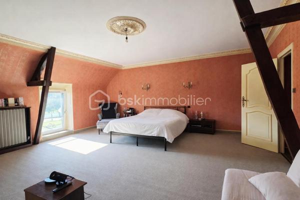 À Luitré-Dompierre, cette maison en pierres d’environ 163 m² ne laisse pas indifférent. Dès les premiers instants, son authenticité et ses volumes atypiques séduisent, offrant un cadre de vie chaleureux et plein de caractère..

La pièce de vie, baignée de lumière grâce à son exposition sud-ouest, s’organise autour d’un salon avec poêle à bois, une salle à manger conviviale et une cuisine. Un bureau, une salle d’eau et un WC indépendant complètent ce niveau. 
À l’étage, la maison propose plusieurs espaces nuit, avec 3 chambres réparties de manière originale, ainsi qu’une salle de bain et wc.
Le sous-sol offre des espaces fonctionnels avec cave, chaufferie et réserve.

À l’extérieur, la propriété dispose d’un double garage, d’un terrain clos et d’un jardin agréable avec puits.
Côté technique, des éléments importants sont déjà en place : des menuiseries bois intérieur et aluminium extérieur installées en 2016, une couverture en ardoises naturelles, un système de chauffage par pompe à chaleur avec radiateurs en fonte, complété par un poêle à bois récent et des convecteurs électriques à l’étage.

L’environnement est particulièrement apprécié, avec un arrêt de car scolaire à proximité, une voie verte pour les promenades et un parc pour enfants accessible rapidement.
Cette maison conviendra parfaitement à une famille ou à toute personne recherchant un bien de caractère.