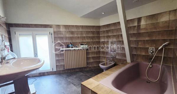 À Luitré-Dompierre, cette maison en pierres d’environ 163 m² ne laisse pas indifférent. Dès les premiers instants, son authenticité et ses volumes atypiques séduisent, offrant un cadre de vie chaleureux et plein de caractère..

La pièce de vie, baignée de lumière grâce à son exposition sud-ouest, s’organise autour d’un salon avec poêle à bois, une salle à manger conviviale et une cuisine. Un bureau, une salle d’eau et un WC indépendant complètent ce niveau. 
À l’étage, la maison propose plusieurs espaces nuit, avec 3 chambres réparties de manière originale, ainsi qu’une salle de bain et wc.
Le sous-sol offre des espaces fonctionnels avec cave, chaufferie et réserve.

À l’extérieur, la propriété dispose d’un double garage, d’un terrain clos et d’un jardin agréable avec puits.
Côté technique, des éléments importants sont déjà en place : des menuiseries bois intérieur et aluminium extérieur installées en 2016, une couverture en ardoises naturelles, un système de chauffage par pompe à chaleur avec radiateurs en fonte, complété par un poêle à bois récent et des convecteurs électriques à l’étage.

L’environnement est particulièrement apprécié, avec un arrêt de car scolaire à proximité, une voie verte pour les promenades et un parc pour enfants accessible rapidement.
Cette maison conviendra parfaitement à une famille ou à toute personne recherchant un bien de caractère.