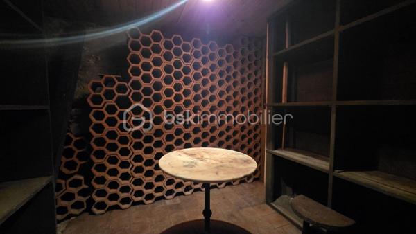 À Luitré-Dompierre, cette maison en pierres d’environ 163 m² ne laisse pas indifférent. Dès les premiers instants, son authenticité et ses volumes atypiques séduisent, offrant un cadre de vie chaleureux et plein de caractère..

La pièce de vie, baignée de lumière grâce à son exposition sud-ouest, s’organise autour d’un salon avec poêle à bois, une salle à manger conviviale et une cuisine. Un bureau, une salle d’eau et un WC indépendant complètent ce niveau. 
À l’étage, la maison propose plusieurs espaces nuit, avec 3 chambres réparties de manière originale, ainsi qu’une salle de bain et wc.
Le sous-sol offre des espaces fonctionnels avec cave, chaufferie et réserve.

À l’extérieur, la propriété dispose d’un double garage, d’un terrain clos et d’un jardin agréable avec puits.
Côté technique, des éléments importants sont déjà en place : des menuiseries bois intérieur et aluminium extérieur installées en 2016, une couverture en ardoises naturelles, un système de chauffage par pompe à chaleur avec radiateurs en fonte, complété par un poêle à bois récent et des convecteurs électriques à l’étage.

L’environnement est particulièrement apprécié, avec un arrêt de car scolaire à proximité, une voie verte pour les promenades et un parc pour enfants accessible rapidement.
Cette maison conviendra parfaitement à une famille ou à toute personne recherchant un bien de caractère.