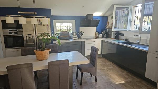 Villa rénovée 3 chambres, terrain 675m2, piscine