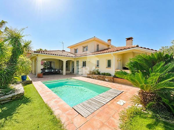 A vendre - Perpignan - Route des plages - Villa 4 faces - 4 chambres - Jardin - Piscine - Garage