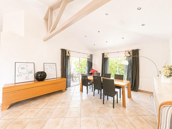 A vendre - Perpignan - Route des plages - Villa 4 faces - 4 chambres - Jardin - Piscine - Garage