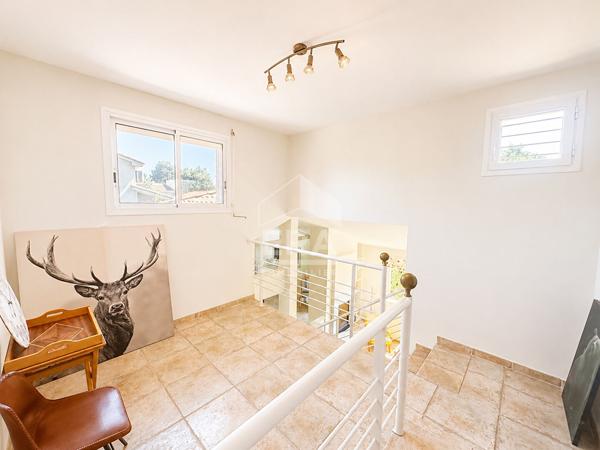A vendre - Perpignan - Route des plages - Villa 4 faces - 4 chambres - Jardin - Piscine - Garage