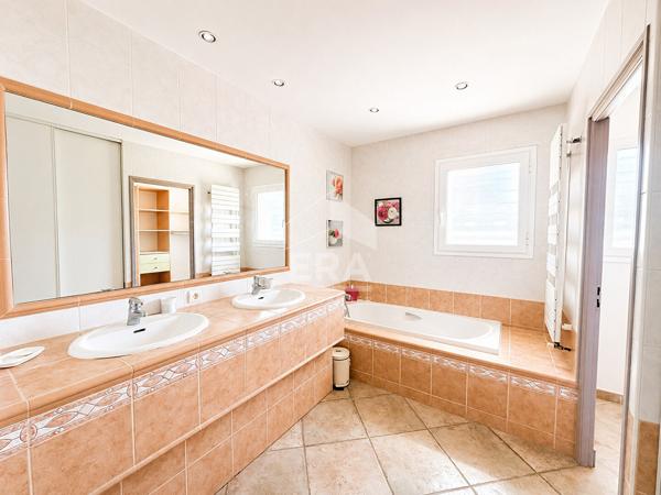 A vendre - Perpignan - Route des plages - Villa 4 faces - 4 chambres - Jardin - Piscine - Garage