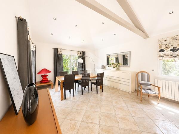 A vendre - Perpignan - Route des plages - Villa 4 faces - 4 chambres - Jardin - Piscine - Garage