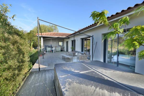 VILLA CIONTEMPORAINE à vendre 5 pièces SOUSTONS (40) de 130 m² proche du lac au calme.