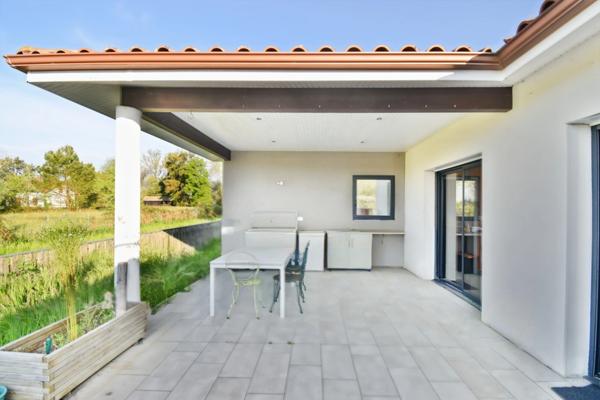 VILLA CIONTEMPORAINE à vendre 5 pièces SOUSTONS (40) de 130 m² proche du lac au calme.