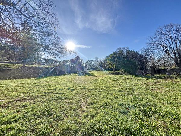 Ensemble Immobilier de 750 m² Saint Etienne du Grès