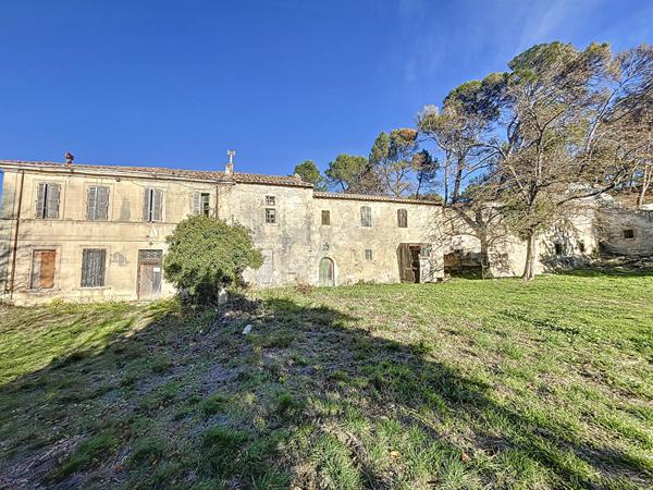 Ensemble Immobilier de 750 m² Saint Etienne du Grès