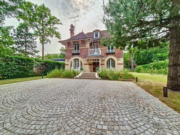 Maison avec dépendances, 12 Pièces 250 m² habitables, parc de 4500 m²