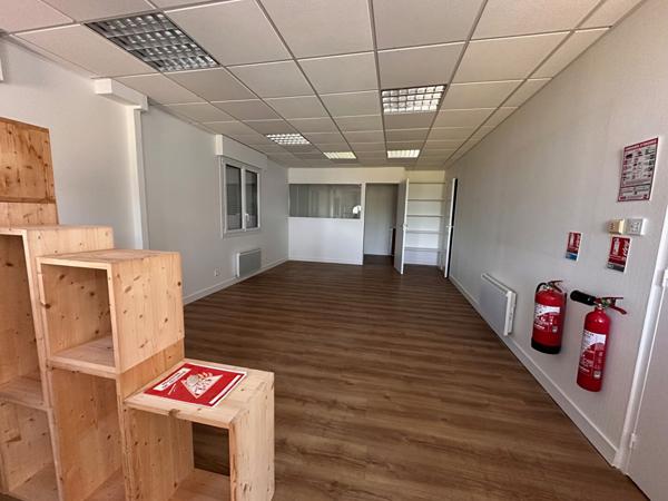 Local Professionnel Refait à Neuf Au 1er étage à Louer De 53m²