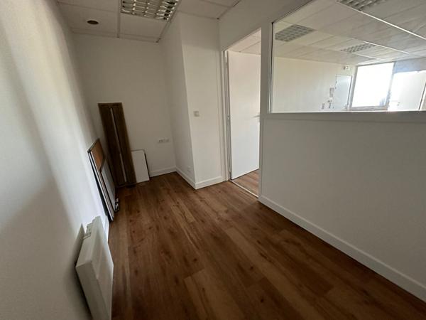 Local Professionnel Refait à Neuf Au 1er étage à Louer De 53m²