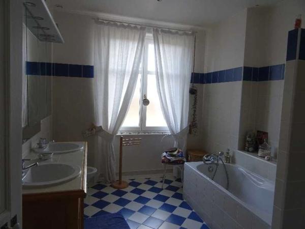 A LA COQUILLE (24) GRANDE MAISON D'ENVIRON 182 M² HABITABLES 4/5 CHAMBRES AVEC PISCINE ET DEPENDANCES SUR 6756 M² DE TERRAIN