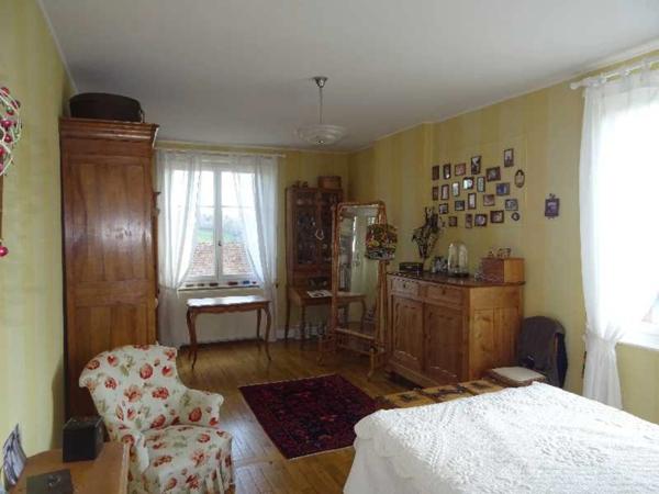 A LA COQUILLE (24) GRANDE MAISON D'ENVIRON 182 M² HABITABLES 4/5 CHAMBRES AVEC PISCINE ET DEPENDANCES SUR 6756 M² DE TERRAIN