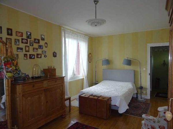 A LA COQUILLE (24) GRANDE MAISON D'ENVIRON 182 M² HABITABLES 4/5 CHAMBRES AVEC PISCINE ET DEPENDANCES SUR 6756 M² DE TERRAIN