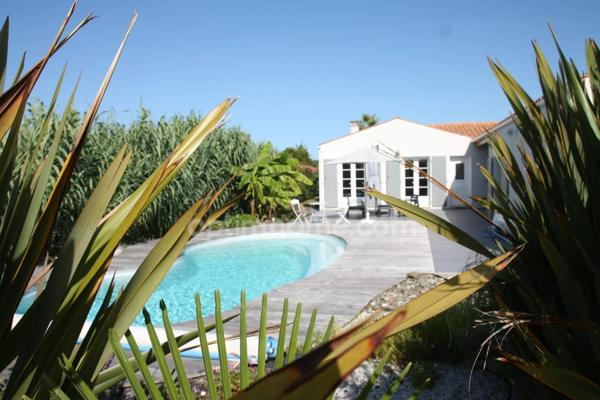 Saint-Pierre d'Oléron. A 500m de l'océan: maison récente avec piscine, 4 chambres, bureau et garage